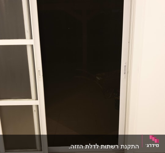 דלת הזזה מאלומיניום עם מסגרת לבנה